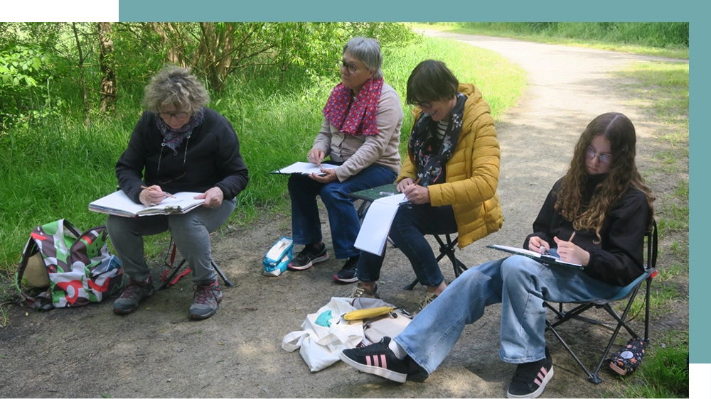 Quatre femmes dessinant dans un parc de Nantes, assises sur des tabourets.