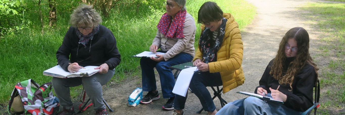 Quatre femmes dessinant dans un parc de Nantes, assises sur des tabourets.